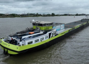 პირველი შიდა საკონტეინერო ხომალდის მოდიფიკაცია